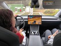 Pro děti je každé dobíjení nekonečně dlouhé, Tesla je ale dokáže zabavit hraním her a děti ji za to milují.