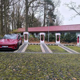 První zastávka na cestě z Prahy k Jadranu byla u superchargeru Tesly. Těchto osm stojanů najdete mezi stromy v Kamenném Újezdě, v těsném sousedství kempu a současně nedaleko dálnice D3. 