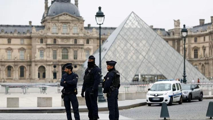 Louvre muzeum Paříž
