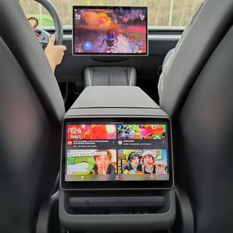 Na zadní sedadlo navíc přibyl nově monitor. Dá se na něm sledovat Netflix nebo pouštět YouTube.