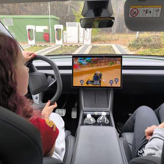 Pro děti je každé dobíjení nekonečně dlouhé, Tesla je ale dokáže zabavit hraním her a děti ji za to milují.