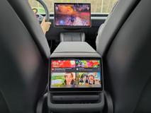 Na zadní sedadlo navíc přibyl nově monitor. Dá se na něm sledovat Netflix nebo pouštět YouTube.
