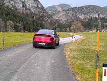 Na jedno nabití ujede v praxi kolem 450 kilometrů, podle Tesly by to mělo být 580.