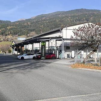 Zastávka u superchargerů Tesla v Triebenu. Nenápadné městečko v sousedství dálnice A9 hostí také rychlé stanice Ionity a Smatrics. 