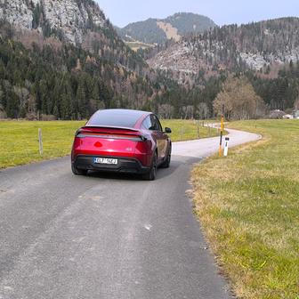 Na jedno nabití ujede v praxi kolem 450 kilometrů, podle Tesly by to mělo být 580.