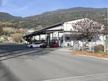 Zastávka u superchargerů Tesla v Triebenu. Nenápadné městečko v sousedství dálnice A9 hostí také rychlé stanice Ionity a Smatrics. 