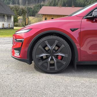 Tesla Model Y Performance má velká 21" kola s nízkým profilem, přesto je podvozek mnohem komfortnější než kdysi.