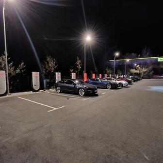 To už jsme ve Slovinsku, na okraji Lublaně a současně pár set metrů od dálnice A2. Šestnáct superchargerů Tesla je zde součástí hotelového komplexu Sheraton.