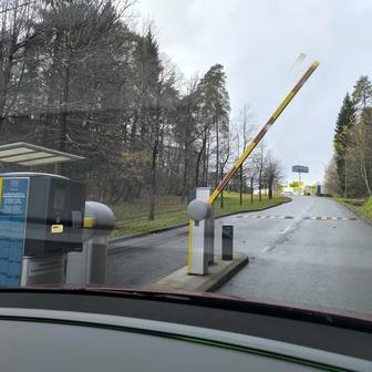 Příjezd k nabíječkám je přes závoru. Kdo se zdrží dlouho a není zde ubytovaný, musí za vjezd zaplatit. Prvních 45 minut je ale zdarma, což na dobití bohatě stačí. Závora se otevírá automaticky, vjezdový lístek není třeba.