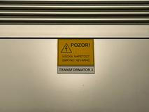 Nápisy na trafostanici ve slovinštině jsou i pro Čechy dost srozumitelné.