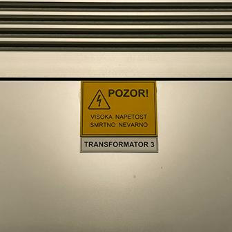 Nápisy na trafostanici ve slovinštině jsou i pro Čechy dost srozumitelné.