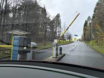 Příjezd k nabíječkám je přes závoru. Kdo se zdrží dlouho a není zde ubytovaný, musí za vjezd zaplatit. Prvních 45 minut je ale zdarma, což na dobití bohatě stačí. Závora se otevírá automaticky, vjezdový lístek není třeba.