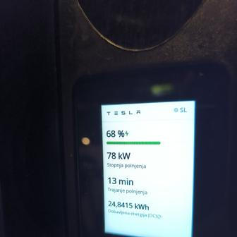 Nabíječky Tesly jsou v Lublani moderní, mají dokonce i displej.