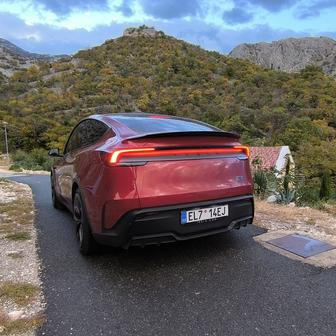 Cíl cesty v Chorvatsku, na pozadí je pohoří Velebit.