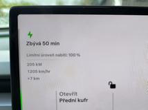 Ze středové obrazovky lze odečítat, jak rychle se Tesla Y nabíjí. Když je baterie prázdná, jde to obstojně.
