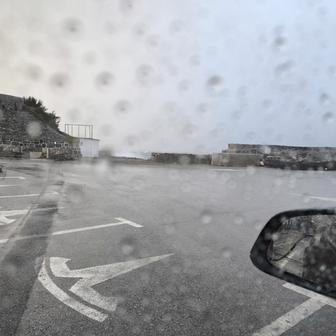 Na předchozím snímku to nevypadá, ale počasí v Senji nebylo právě ideální. Foukal silný nárazový vítr a chvílemi hustě pršelo.