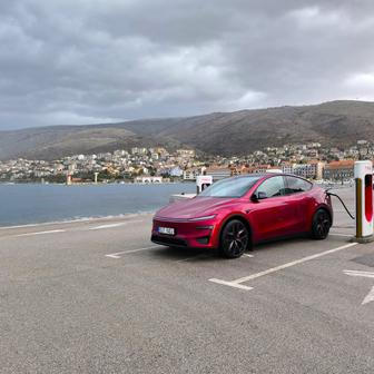 Jedno z nejkrásnějších míst, kde se dá nabíjet auto, je v chorvatském Senji. Stojany Tesla jsou jen pár metrů od moře, ale i zde na placeném parkovišti. Mimo sezonu tu nikdo nehlídá, ale v létě je tu plno a u výjezdu z parkoviště sedí v budce výběrčí. Podle zkušeností však Tesly z nabíjecích míst, na které má výhled, nechává odjet bez placení.