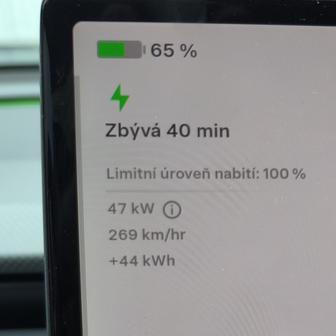 Jakmile se ale zaplní více než z poloviny, dobíjecí výkon rychle klesá.