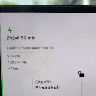 Ze středové obrazovky lze odečítat, jak rychle se Tesla Y nabíjí. Když je baterie prázdná, jde to obstojně.
