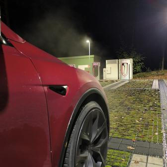 Tesla upozorňuje, že při vysokém dobíjecím výkonu může z auta stoupat pára, což se v tomto případě stalo.