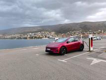 Jedno z nejkrásnějších míst, kde se dá nabíjet auto, je v chorvatském Senji. Stojany Tesla jsou jen pár metrů od moře, ale i zde na placeném parkovišti. Mimo sezonu tu nikdo nehlídá, ale v létě je tu plno a u výjezdu z parkoviště sedí v budce výběrčí. Podle zkušeností však Tesly z nabíjecích míst, na které má výhled, nechává odjet bez placení.