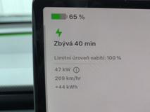 Jakmile se ale zaplní více než z poloviny, dobíjecí výkon rychle klesá.