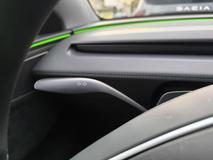 Jediná páčka, kterou v Tesle Model Y najdeme, ovládá směrovky.