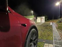 Tesla upozorňuje, že při vysokém dobíjecím výkonu může z auta stoupat pára, což se v tomto případě stalo.