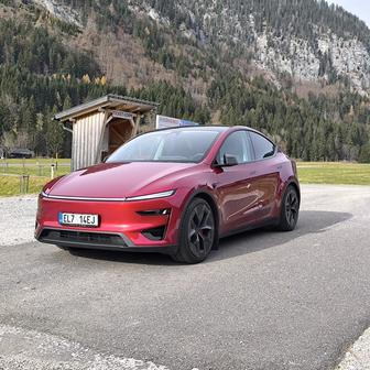 Tesla Model Y Performance má oproti levnějším verzím ještě jednu výhodu: Automobilka k němu nabízí prodlouženou záruku na baterie až do ujetí 192 tisíc kilometrů limitovaných stářím osmi let. V ostatních případech platí obvyklá záruka 8 let/160 tisíc km. 