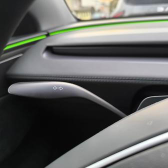 Jediná páčka, kterou v Tesle Model Y najdeme, ovládá směrovky.