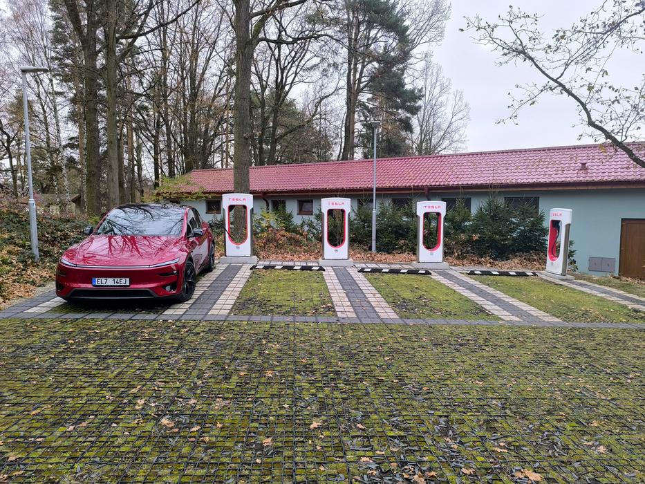 První zastávka na cestě z Prahy k Jadranu byla u superchargeru Tesly. Těchto osm stojanů najdete mezi stromy v Kamenném Újezdě, v těsném sousedství kempu a současně nedaleko dálnice D3. 
