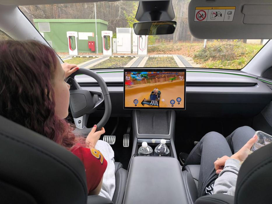 Pro děti je každé dobíjení nekonečně dlouhé, Tesla je ale dokáže zabavit hraním her a děti ji za to milují.