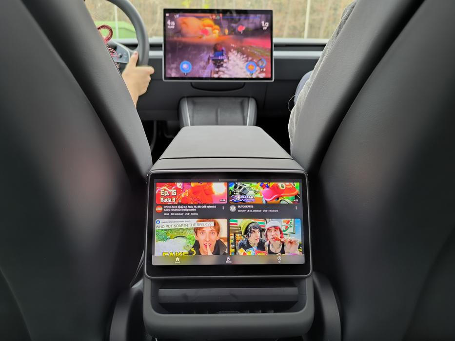 Na zadní sedadlo navíc přibyl nově monitor. Dá se na něm sledovat Netflix nebo pouštět YouTube.