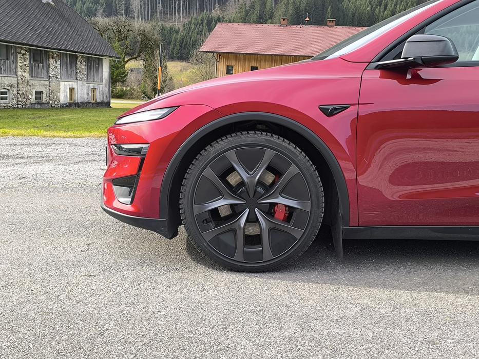 Tesla Model Y Performance má velká 21" kola s nízkým profilem, přesto je podvozek mnohem komfortnější než kdysi.
