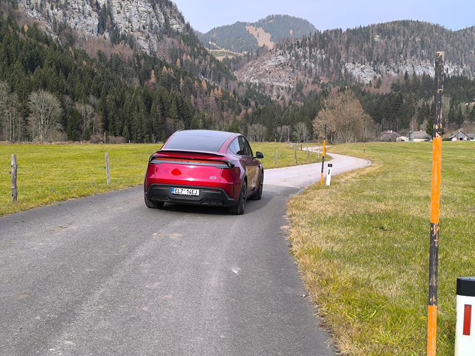 Na jedno nabití ujede v praxi kolem 450 kilometrů, podle Tesly by to mělo být 580.