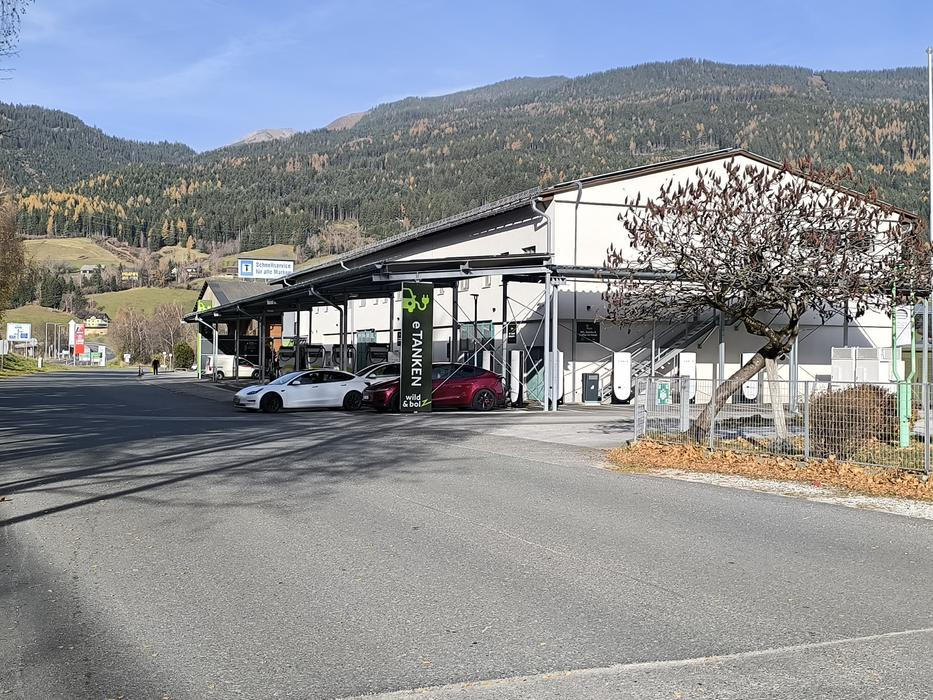 Zastávka u superchargerů Tesla v Triebenu. Nenápadné městečko v sousedství dálnice A9 hostí také rychlé stanice Ionity a Smatrics. 