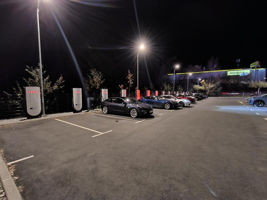 To už jsme ve Slovinsku, na okraji Lublaně a současně pár set metrů od dálnice A2. Šestnáct superchargerů Tesla je zde součástí hotelového komplexu Sheraton.