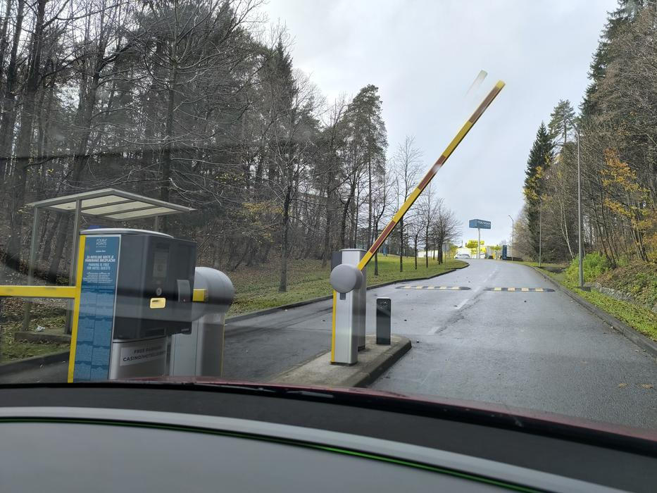 Příjezd k nabíječkám je přes závoru. Kdo se zdrží dlouho a není zde ubytovaný, musí za vjezd zaplatit. Prvních 45 minut je ale zdarma, což na dobití bohatě stačí. Závora se otevírá automaticky, vjezdový lístek není třeba.