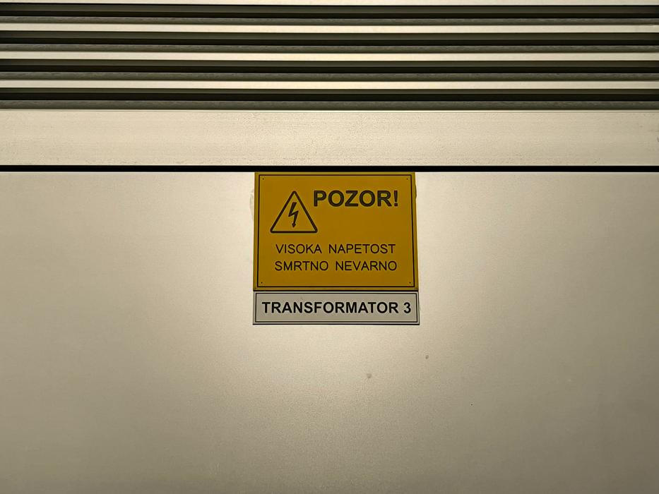 Nápisy na trafostanici ve slovinštině jsou i pro Čechy dost srozumitelné.
