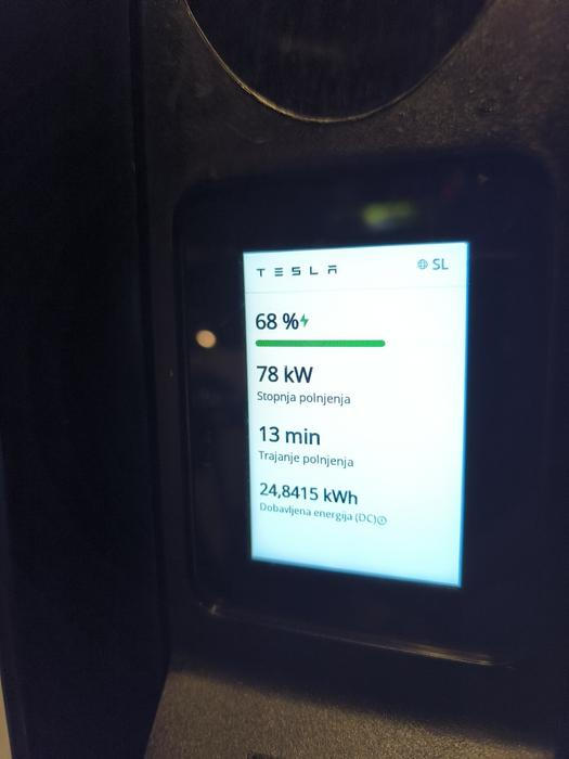 Nabíječky Tesly jsou v Lublani moderní, mají dokonce i displej.