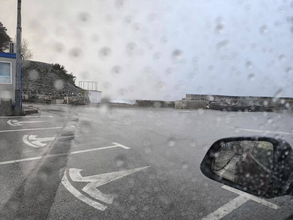 Na předchozím snímku to nevypadá, ale počasí v Senji nebylo právě ideální. Foukal silný nárazový vítr a chvílemi hustě pršelo.