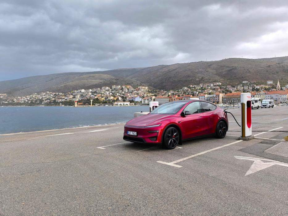 Jedno z nejkrásnějších míst, kde se dá nabíjet auto, je v chorvatském Senji. Stojany Tesla jsou jen pár metrů od moře, ale i zde na placeném parkovišti. Mimo sezonu tu nikdo nehlídá, ale v létě je tu plno a u výjezdu z parkoviště sedí v budce výběrčí. Podle zkušeností však Tesly z nabíjecích míst, na které má výhled, nechává odjet bez placení.