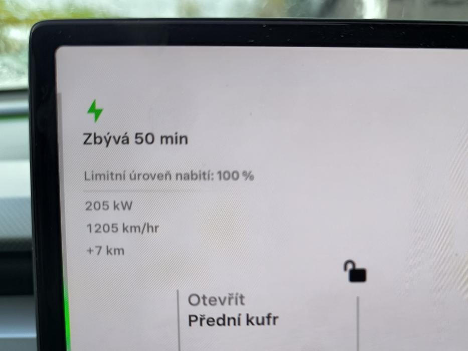 Ze středové obrazovky lze odečítat, jak rychle se Tesla Y nabíjí. Když je baterie prázdná, jde to obstojně.