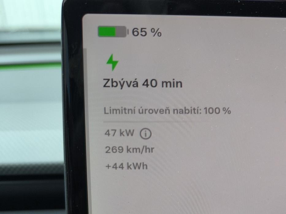 Jakmile se ale zaplní více než z poloviny, dobíjecí výkon rychle klesá.