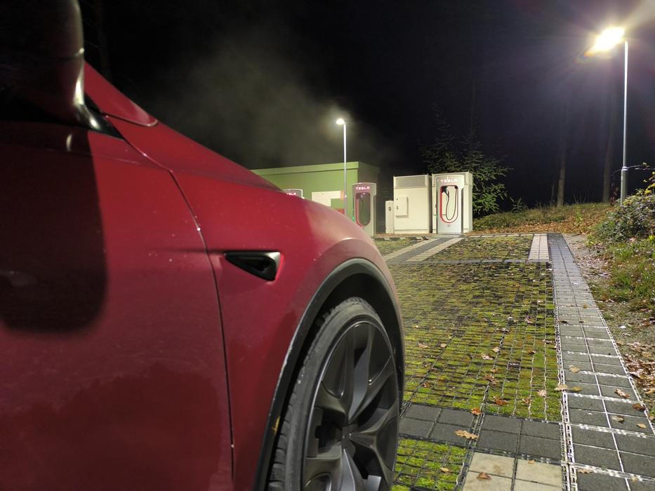 Tesla upozorňuje, že při vysokém dobíjecím výkonu může z auta stoupat pára, což se v tomto případě stalo.