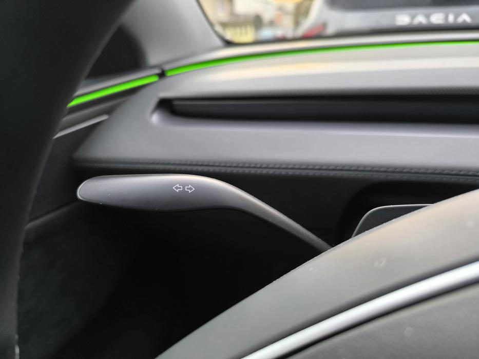 Jediná páčka, kterou v Tesle Model Y najdeme, ovládá směrovky.