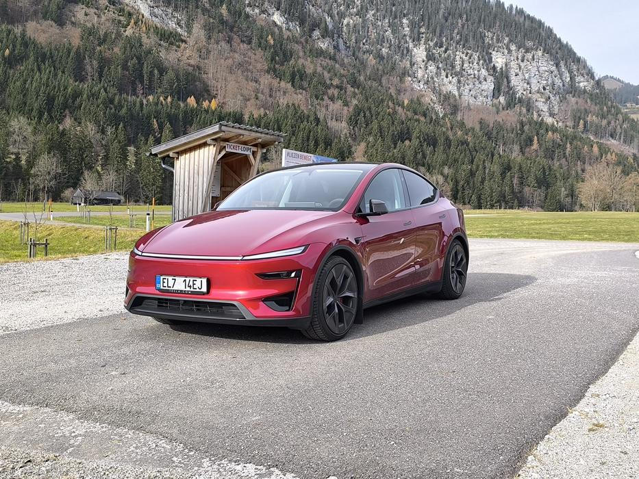 Tesla Model Y Performance má oproti levnějším verzím ještě jednu výhodu: Automobilka k němu nabízí prodlouženou záruku na baterie až do ujetí 192 tisíc kilometrů limitovaných stářím osmi let. V ostatních případech platí obvyklá záruka 8 let/160 tisíc km. 