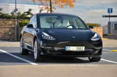 Stejný technický základ, stejné problémy. Tesla Model 3 je jen o něco lepší, procento závad při kontrole dosáhlo hodnoty 13,1.