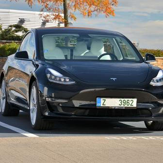 Stejný technický základ, stejné problémy. Tesla Model 3 je jen o něco lepší, procento závad při kontrole dosáhlo hodnoty 13,1.