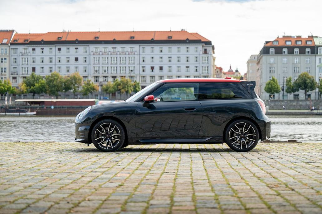Že to jde i jinak, ukazuje Mini Cooper SE. Nejvzornější auto mezi elektrickými vozy skončilo i v konkurenci spalovacích vozů na pěkném šestém místě. Vážné závady zjištěny pouze u 3,5 procenta aut.